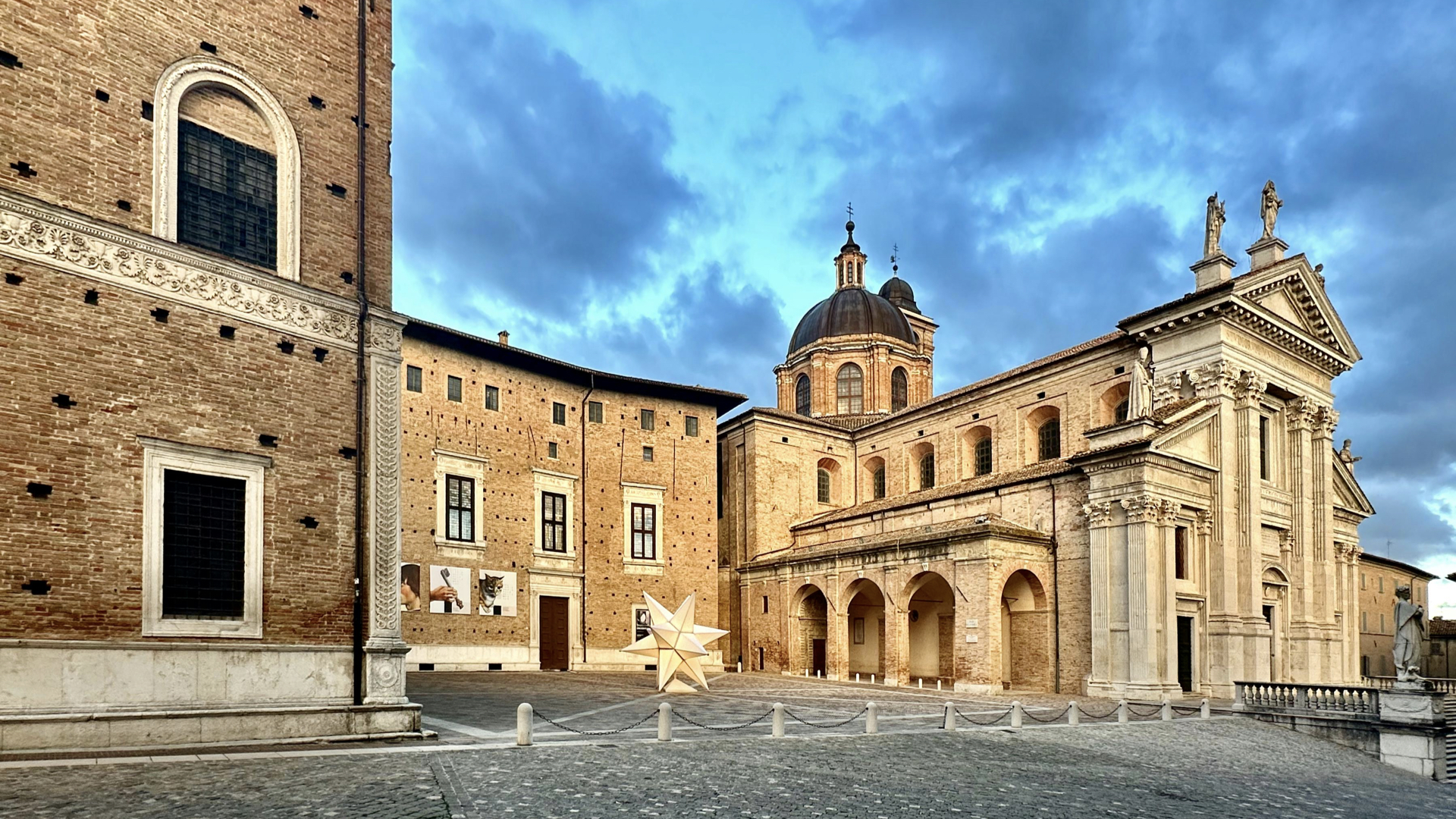 Urbino, Piazza Rinascimento